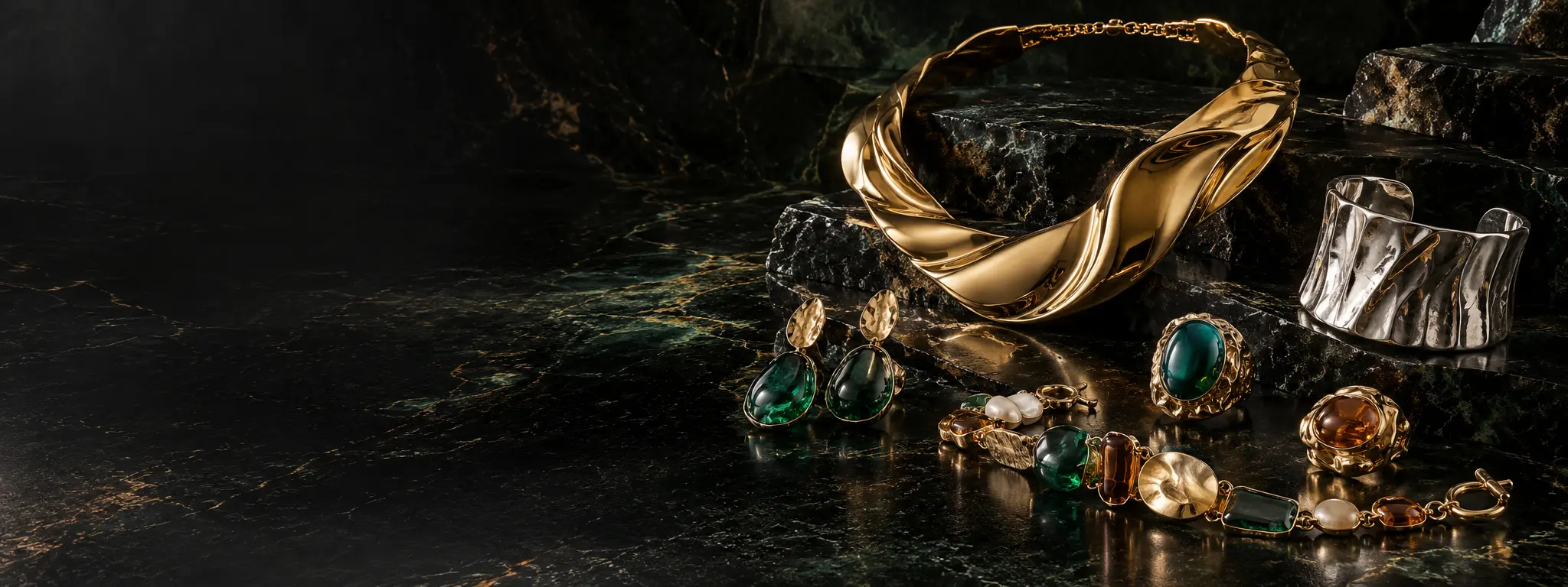 Joias italianas premium de ouro, prata e bijuteria sobre pedra escura